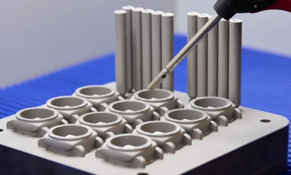 3D打印后正在清洗的手表毛坯