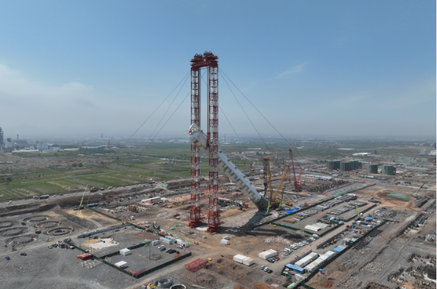 全球最長的丙烷丙烯分離塔成功吊裝